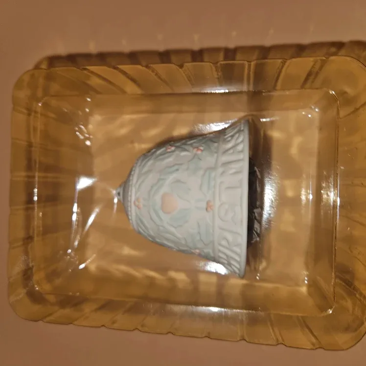 Carlton Heirloom A Christmas To Remember Ornament 1992 image indicator(6)