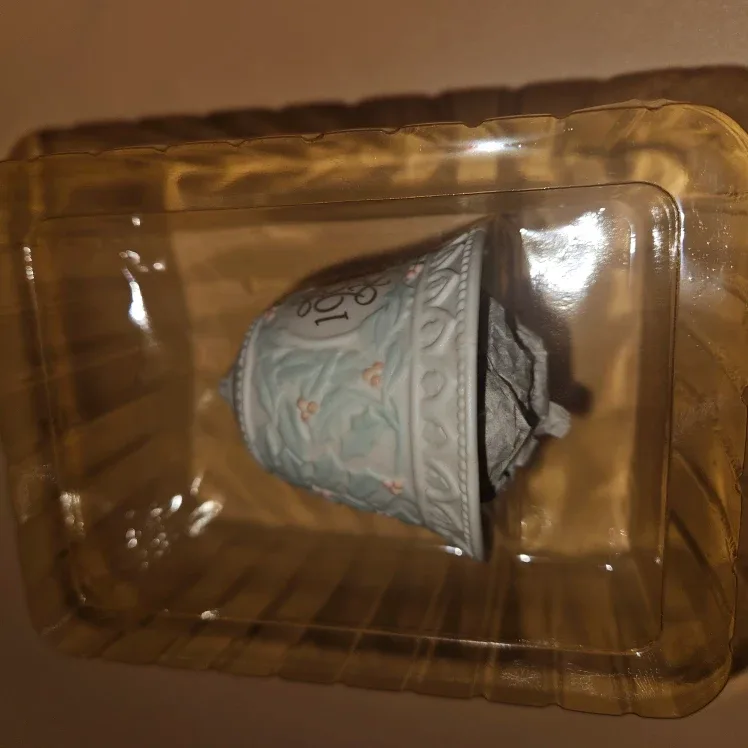 Carlton Heirloom A Christmas To Remember Ornament 1992 image indicator(7)