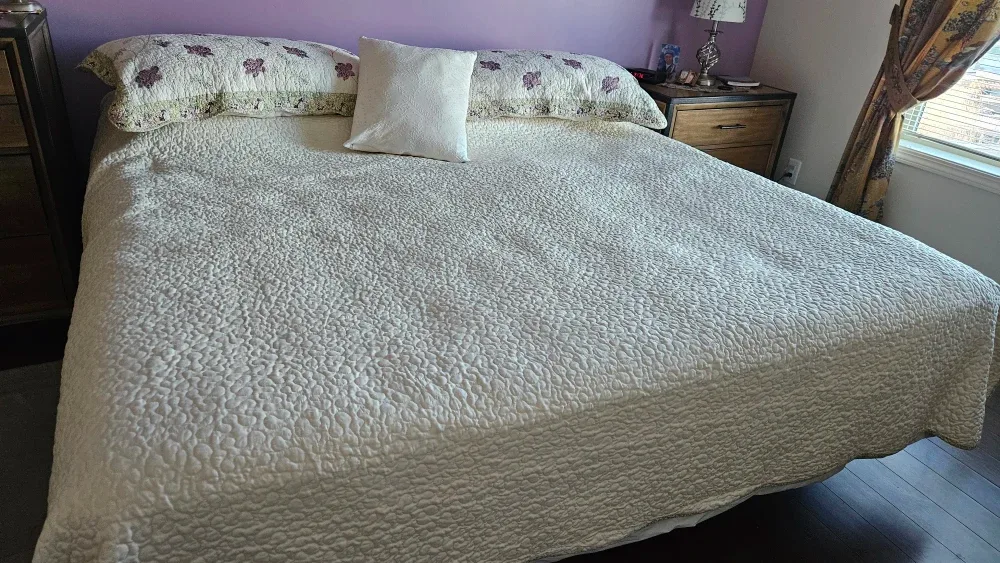 King quilted Bedspread, metal frame and matress image indicator(2)