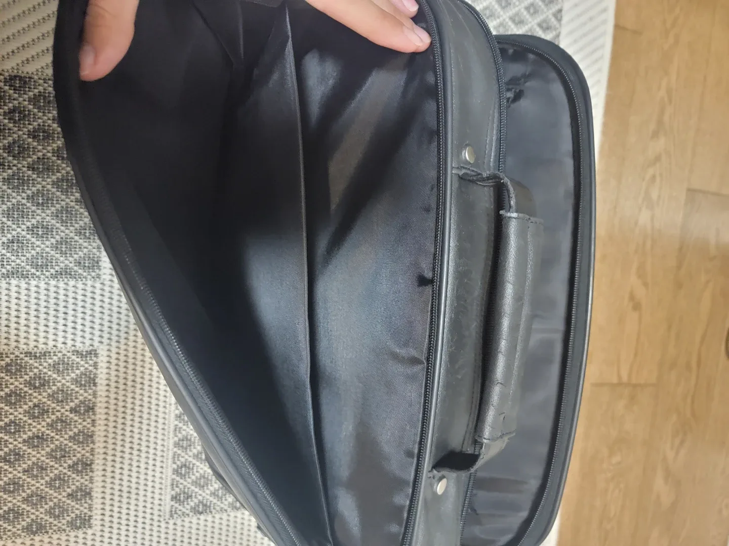 Black Leather Laptop Bag image indicator(5)