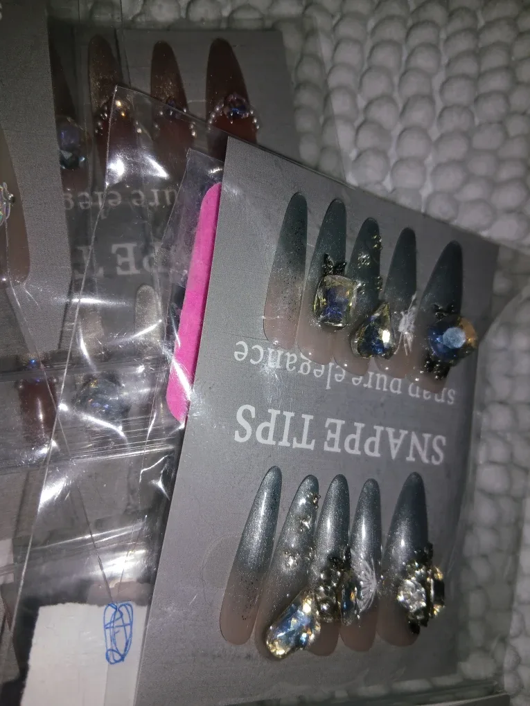 Glamorous Press-on Nails with Rhinestone Accents *high quality* image indicator(9)