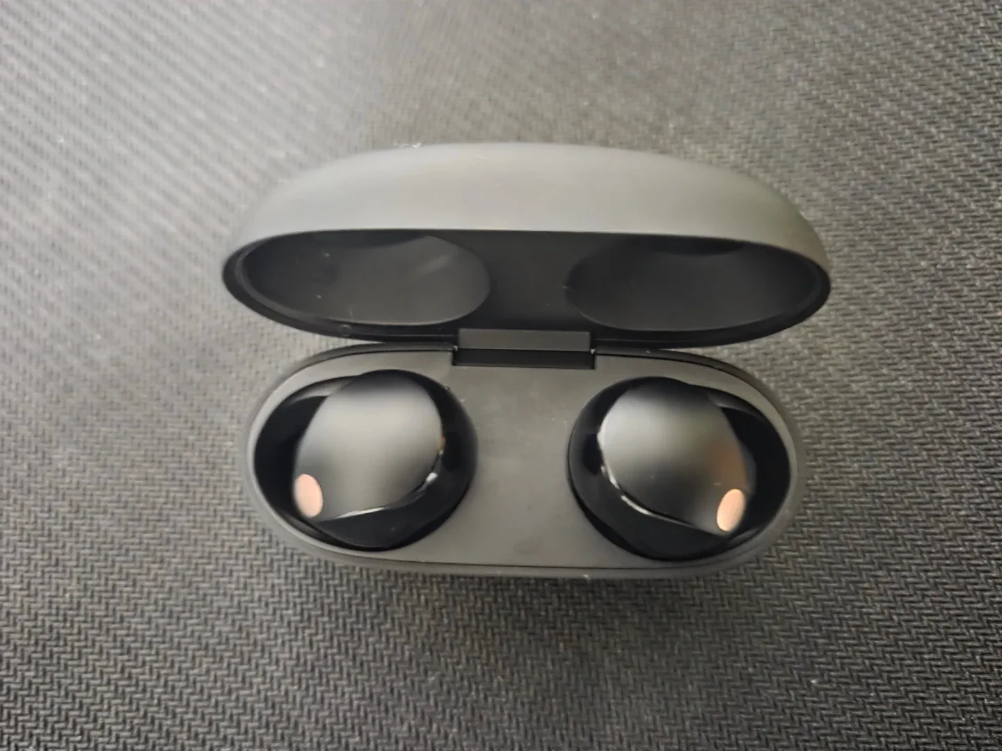 Sony xm5 earbuds image indicator(2)