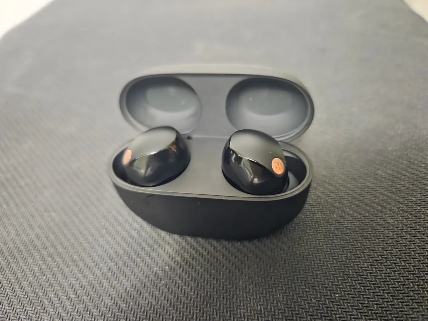 Sony xm5 earbuds image indicator(3)