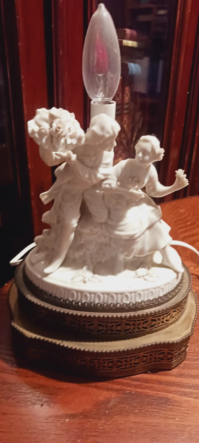 Gorgeous Vintage Dresden Fine German Porcelain Figurine Lamp