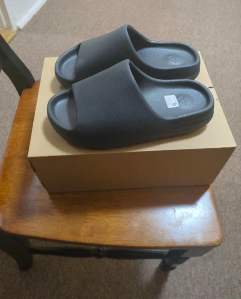 Adidas Yeezy Slide -Black onyx men Size 8 image indicator(4)