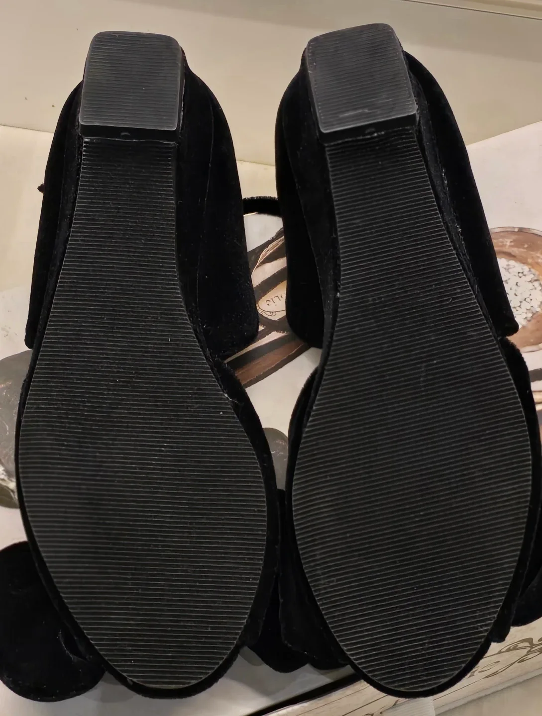 NEW! Girl's Black Fancy Bow Velvet Shoes! - Size 4 image indicator(7)