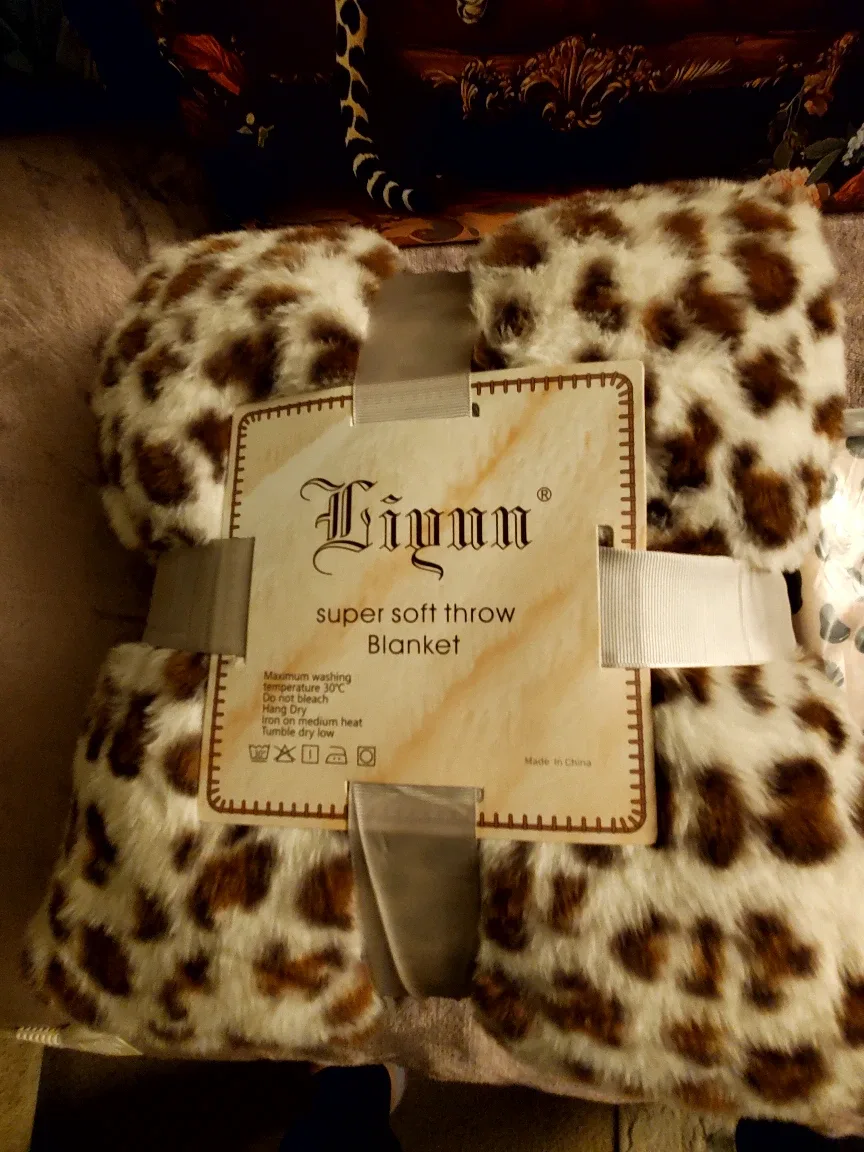 Livnn Super Soft Throw Blanket - Leopard Print image indicator(2)