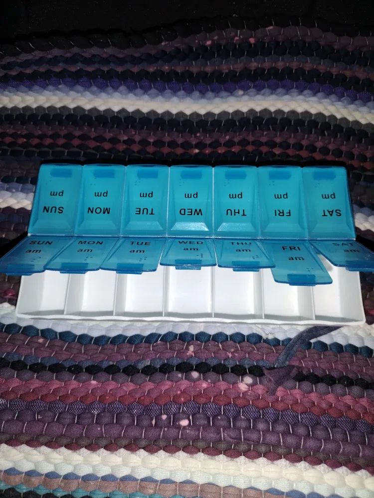 7-Day AM/PM Pill Organizer image indicator(2)