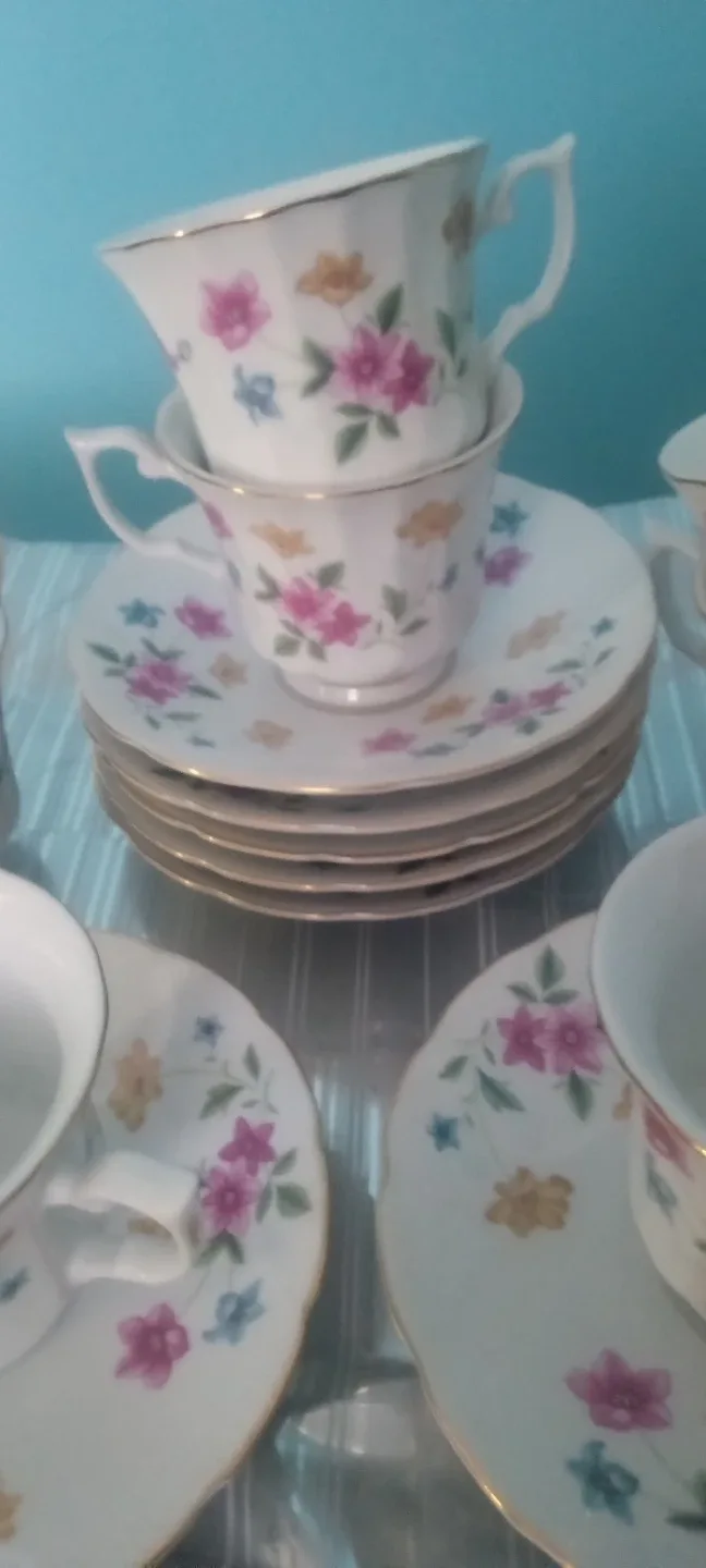 Vintage Floral Tea Cups and Saucers Set