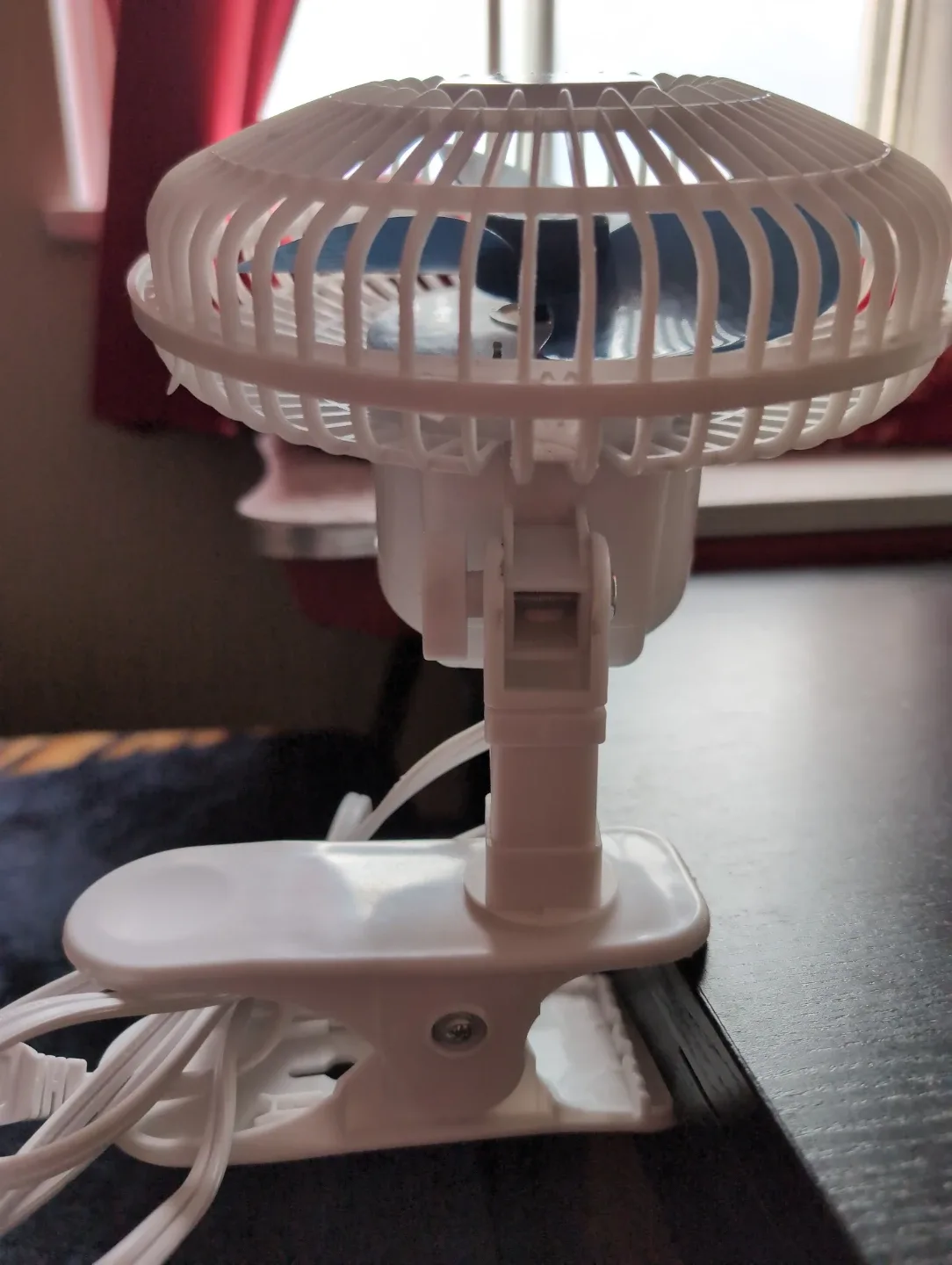 Clip-On Mini Desk Fan - White & Blue image indicator(3)