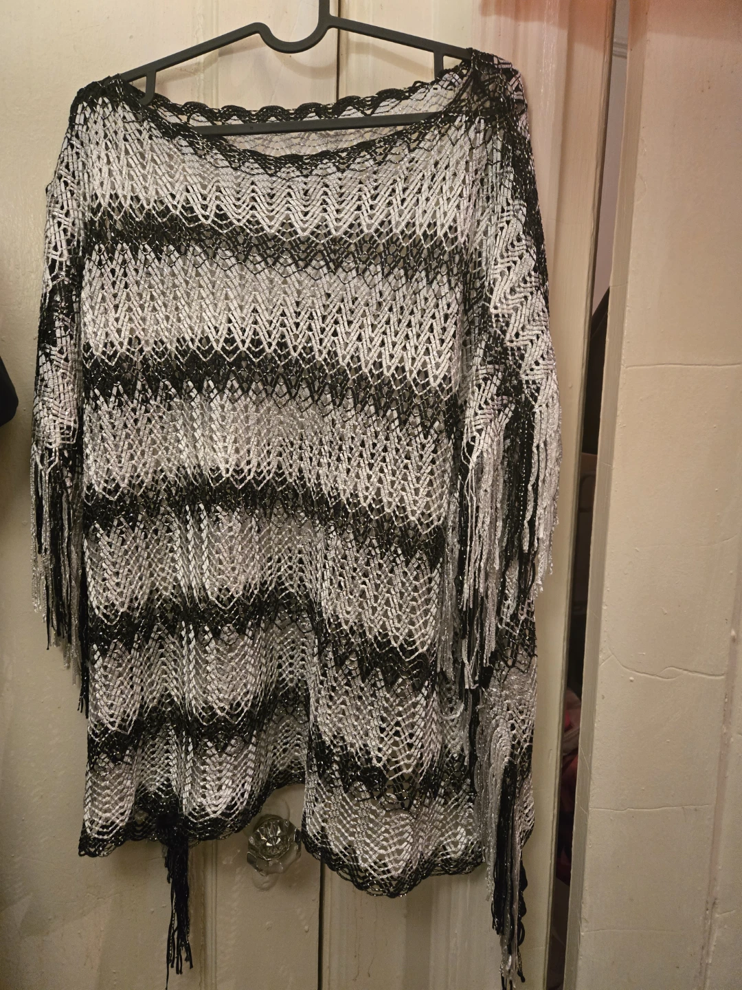 Crocket style fringe on edges women sweater size one size - photo 2
