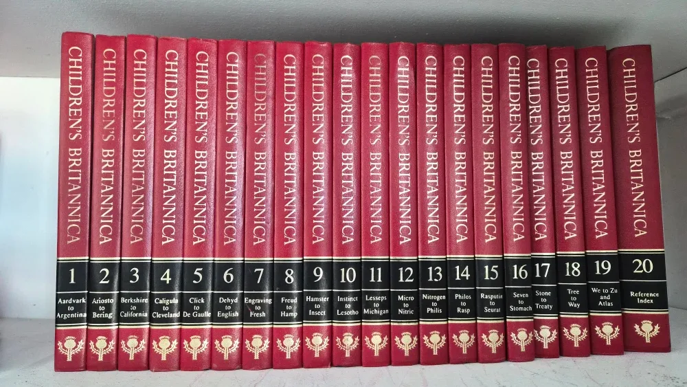 Britannica Encyclopedia Set image indicator(2)