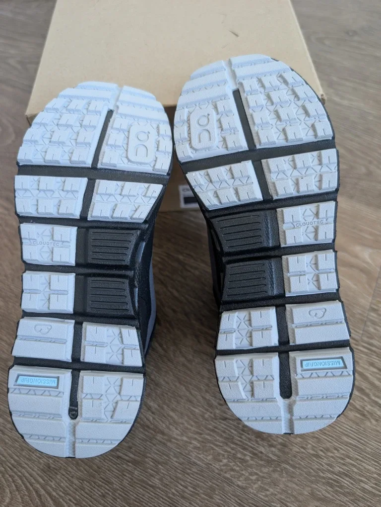 On Cloudhero Mid Waterproof Kids Shoes - Size 11 BRAND NEW image indicator(5)