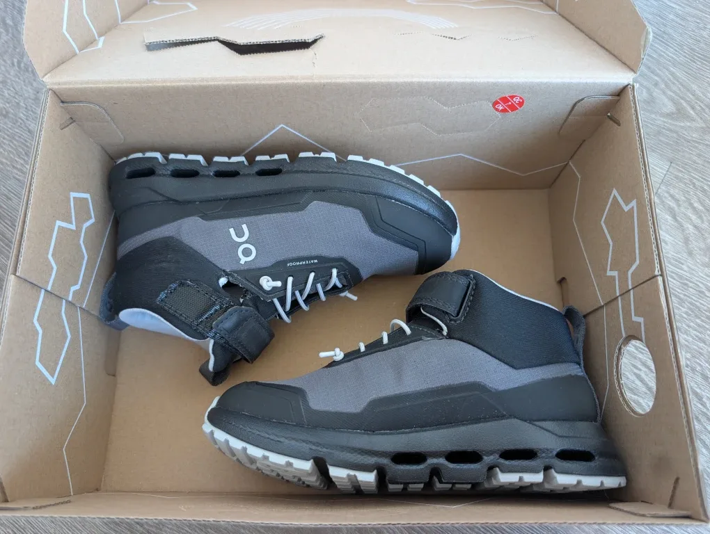 On Cloudhero Mid Waterproof Kids Shoes - Size 11 BRAND NEW image indicator(9)