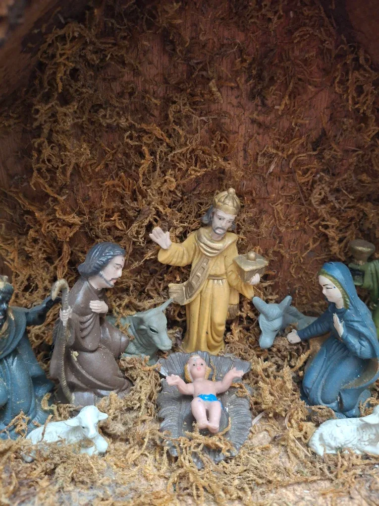 Nativity Scene Figurine Set image indicator(2)