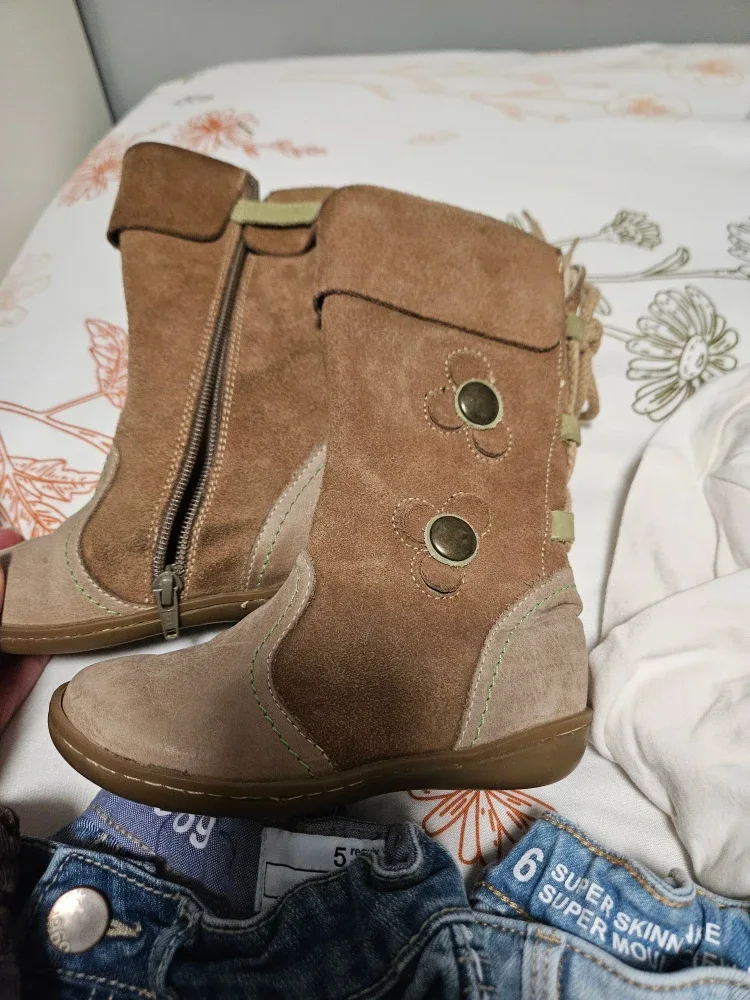 5 T Girl's clothes and Boots Size 27 image indicator(2)