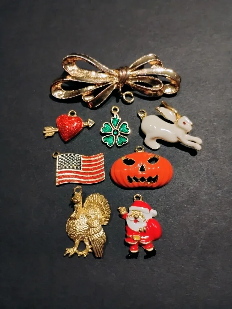 VERSATILE MULTI-HOLIDAY/SEASON CHARM PIN