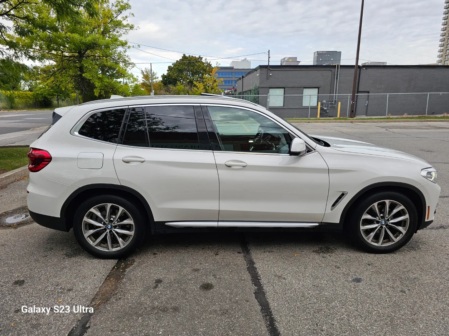 BMW X3 - White SUV image indicator(4)