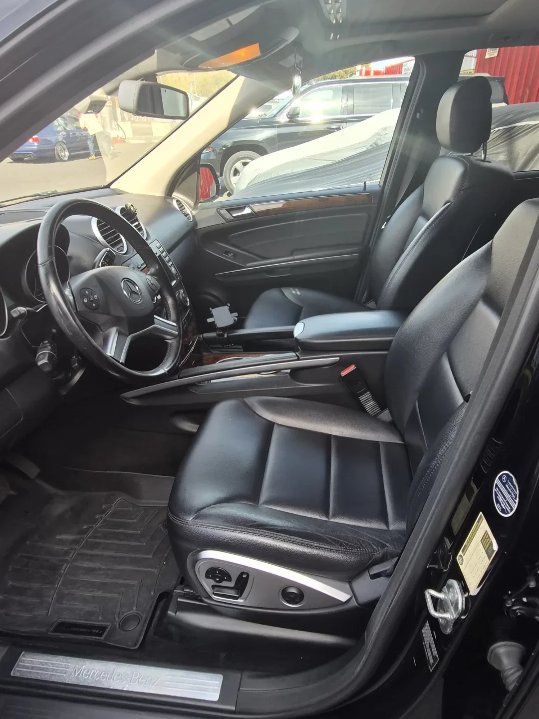 Mercedes-Benz ML 350, Black SUV image indicator(7)