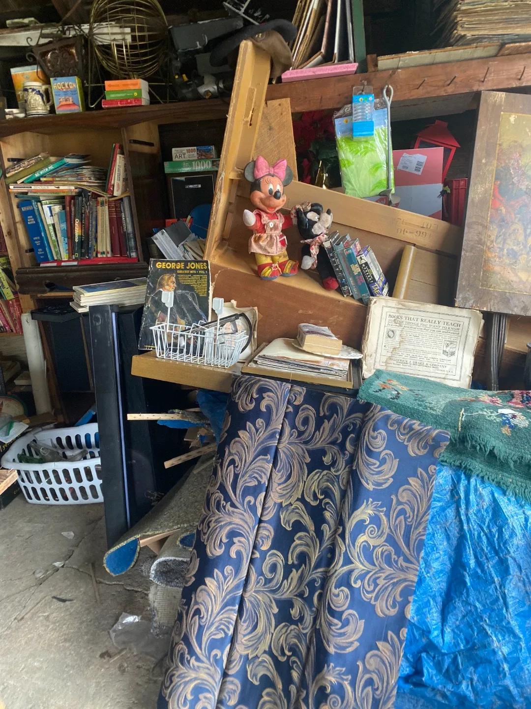 A FULL GARAGE OF FREE COLLECTABLES image indicator(2)