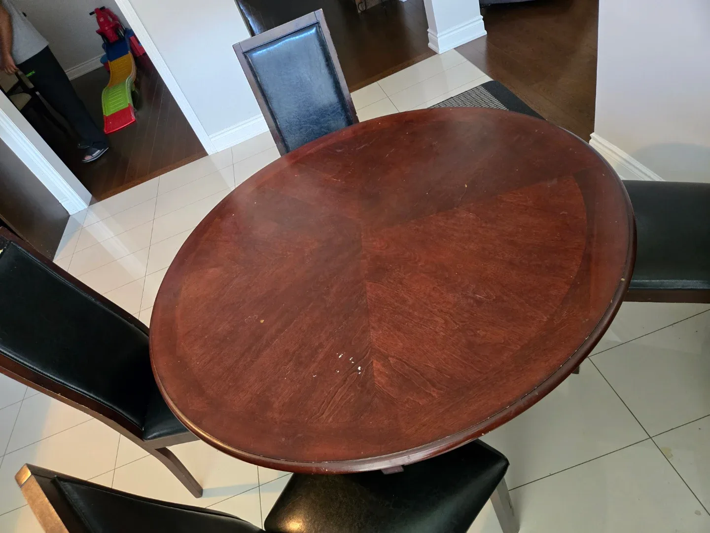 Round Wooden Dining/Kitchen Table with 4 Chairs image indicator(2)