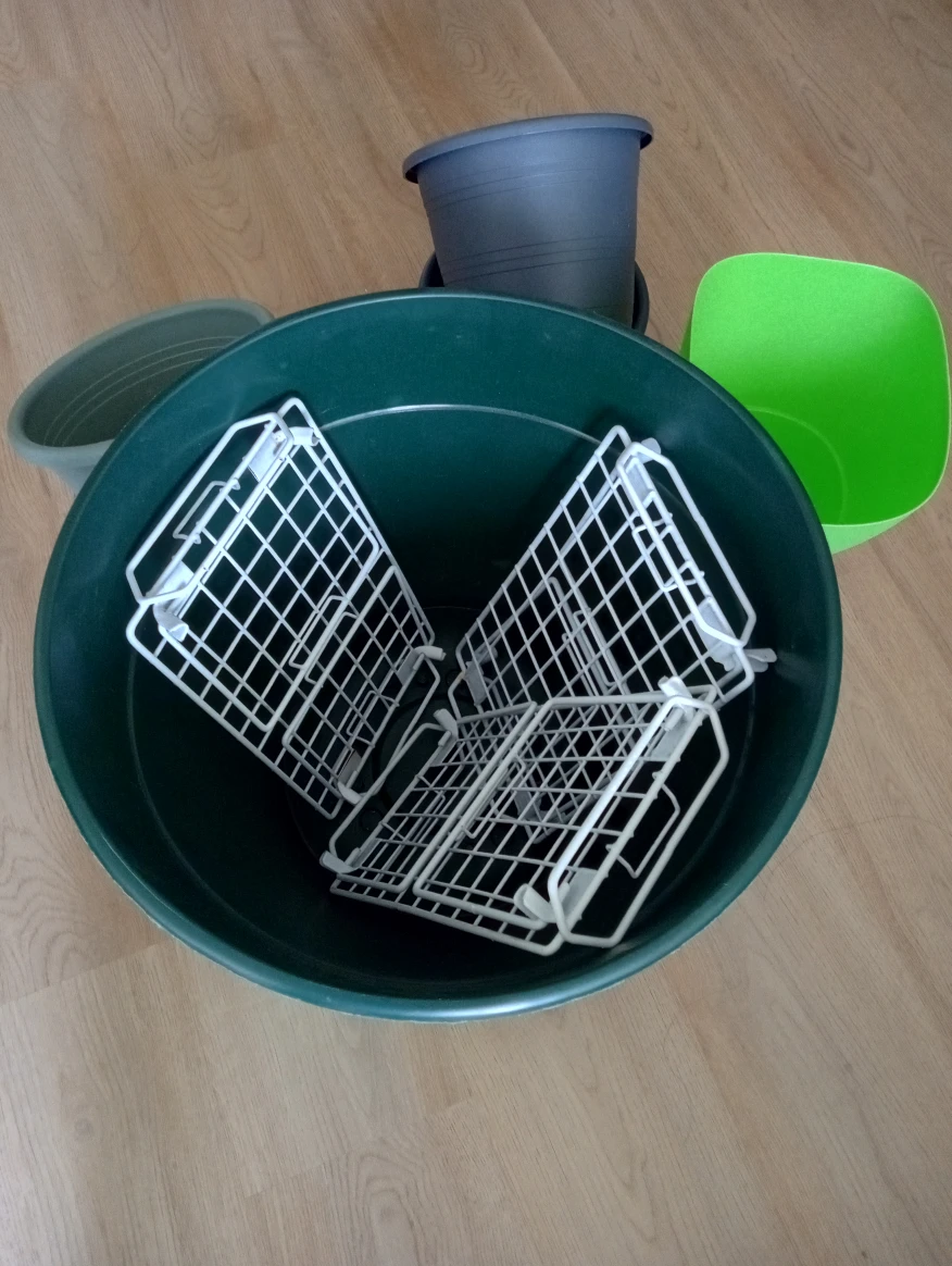 Assorted plant pots and shelving $20 - photo 2