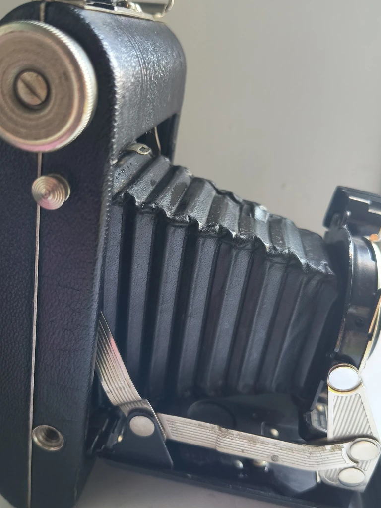 Kodak Vigilant Junior SIX-20 Camera - photo 2