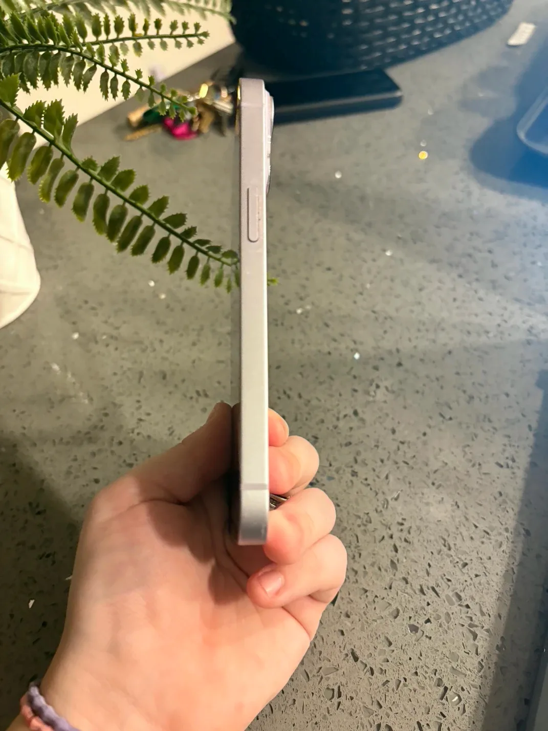 Silver iPhone image indicator(5)