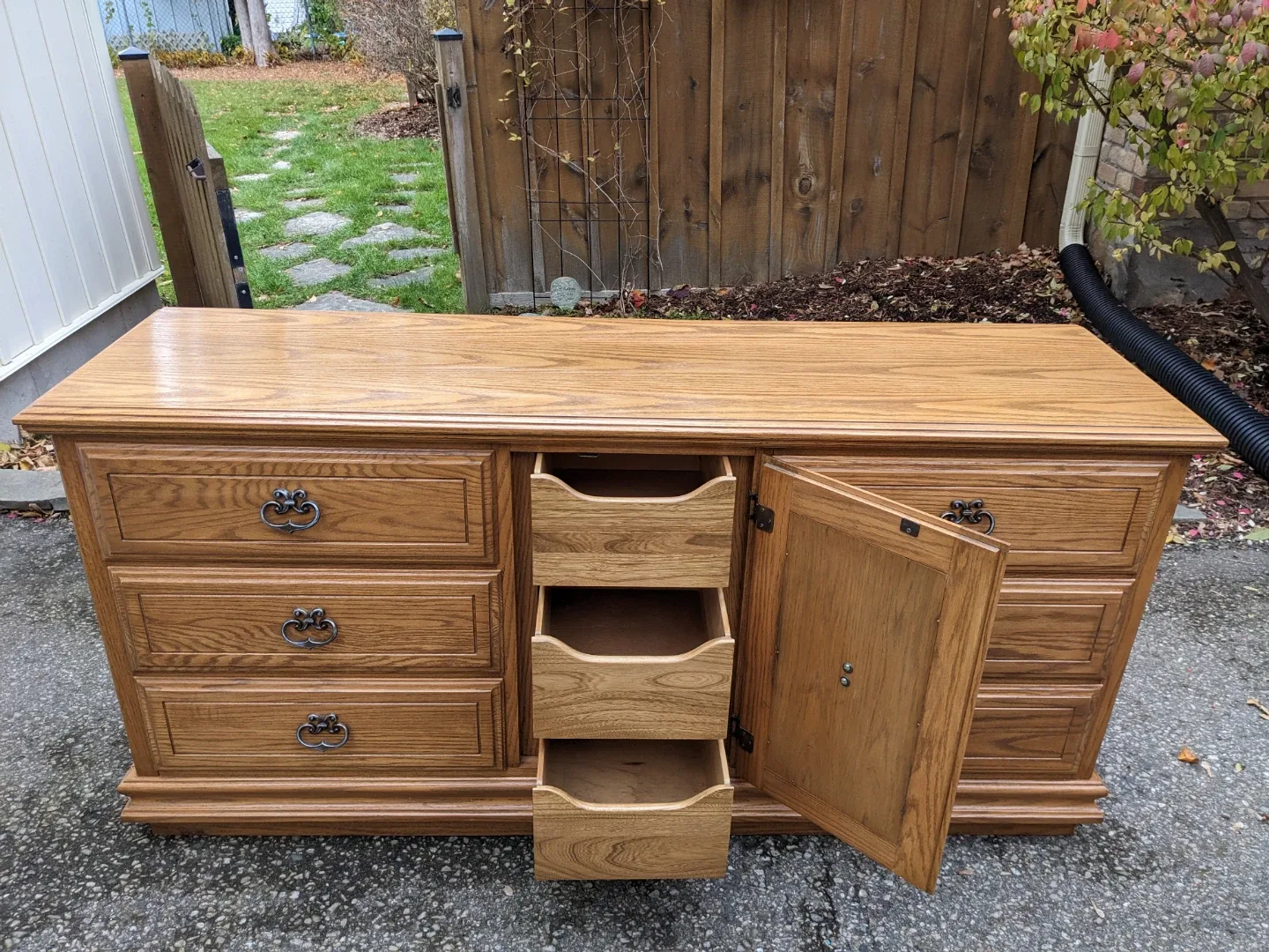 Kroehler 9 Drawer Triple Dresser in Solid Oak image indicator(4)