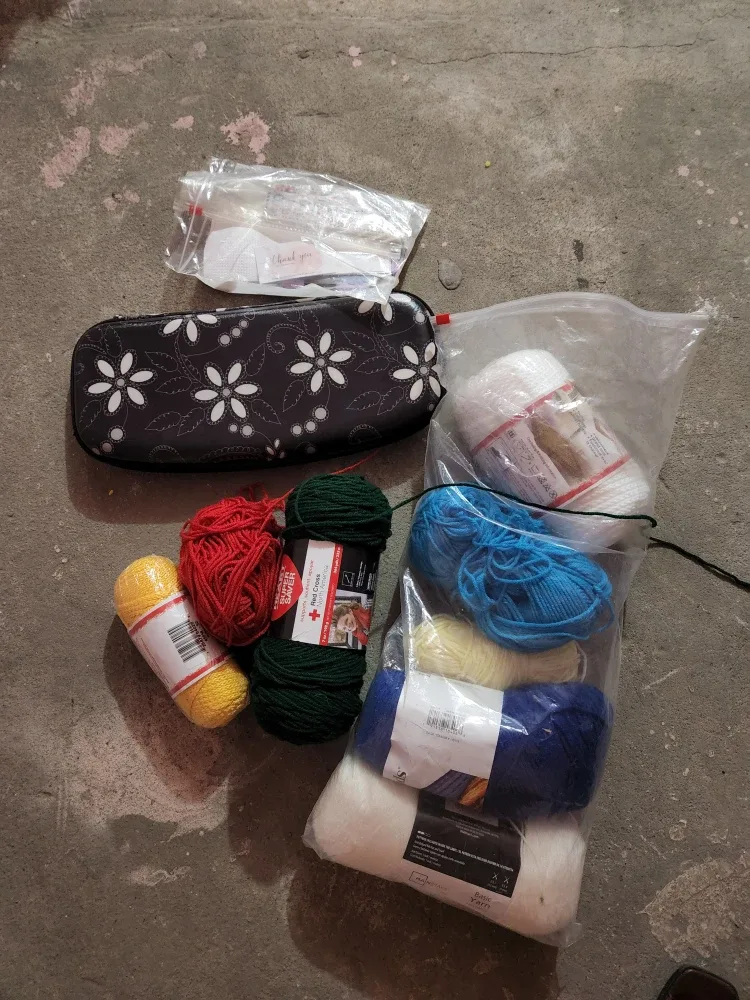 Yarn Lot - Assorted Colors image indicator(2)