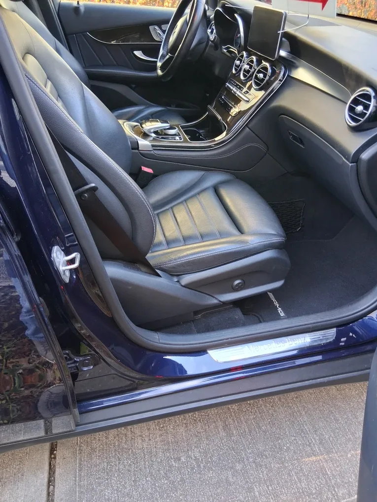 Mercedes-Benz GLC 300 - Blue image indicator(7)