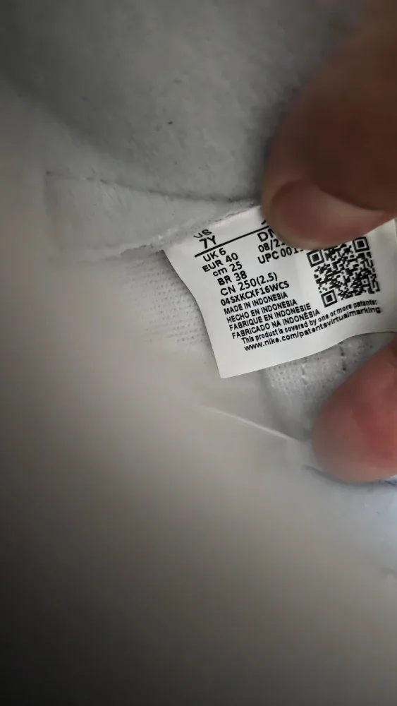 Jordan 3 Retro UNC, Size 7Y image indicator(5)