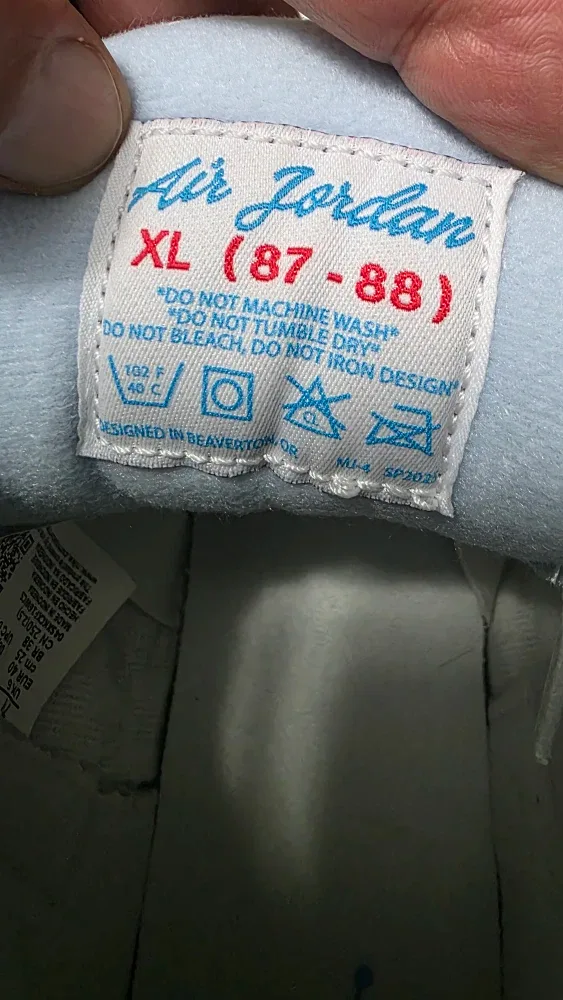 Jordan 3 Retro UNC, Size 7Y image indicator(8)