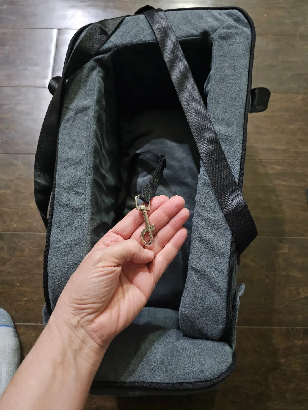 car seat (center console) for a small dog/cat. image indicator(8)