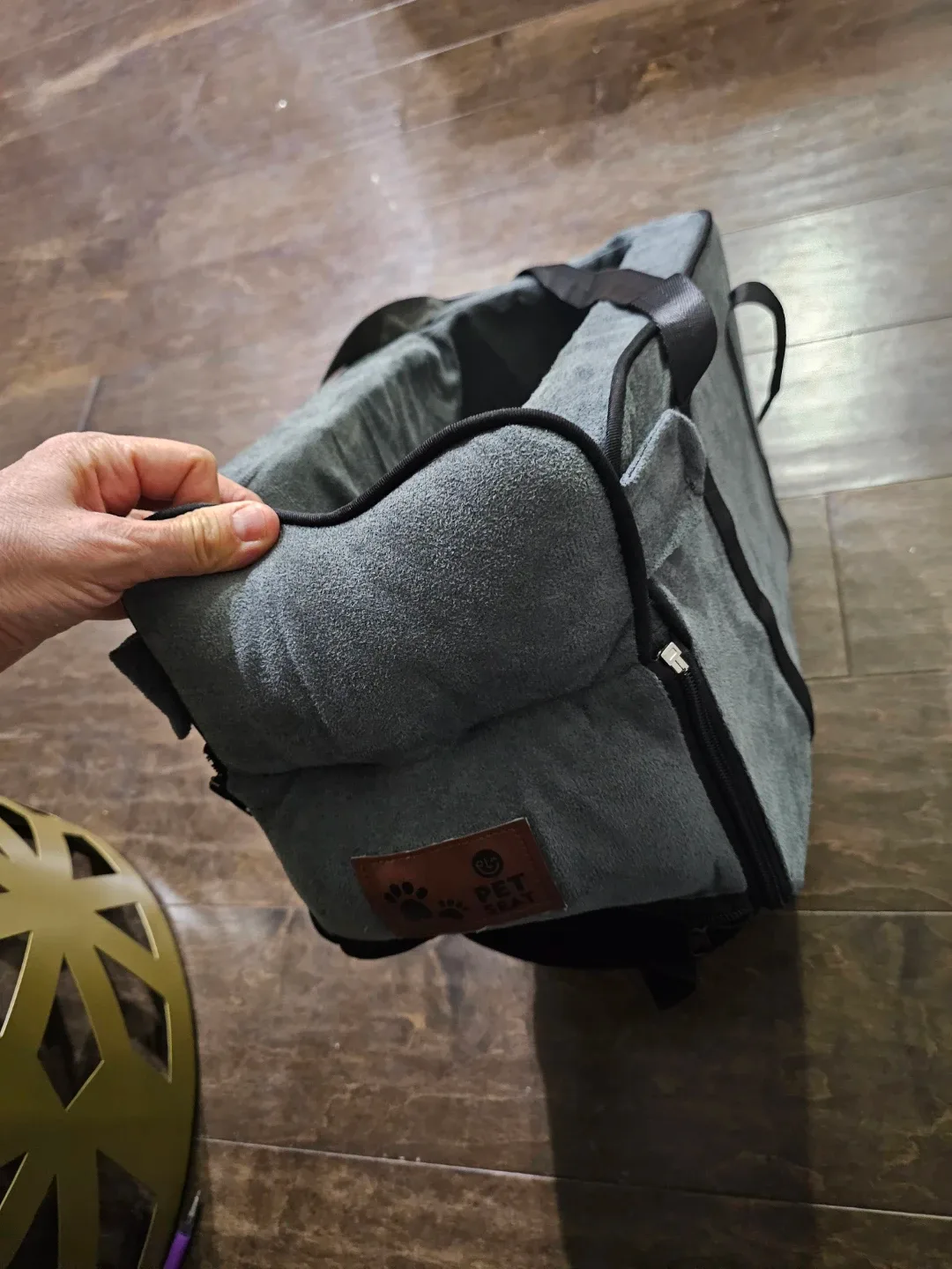 car seat (center console) for a small dog/cat. image indicator(9)