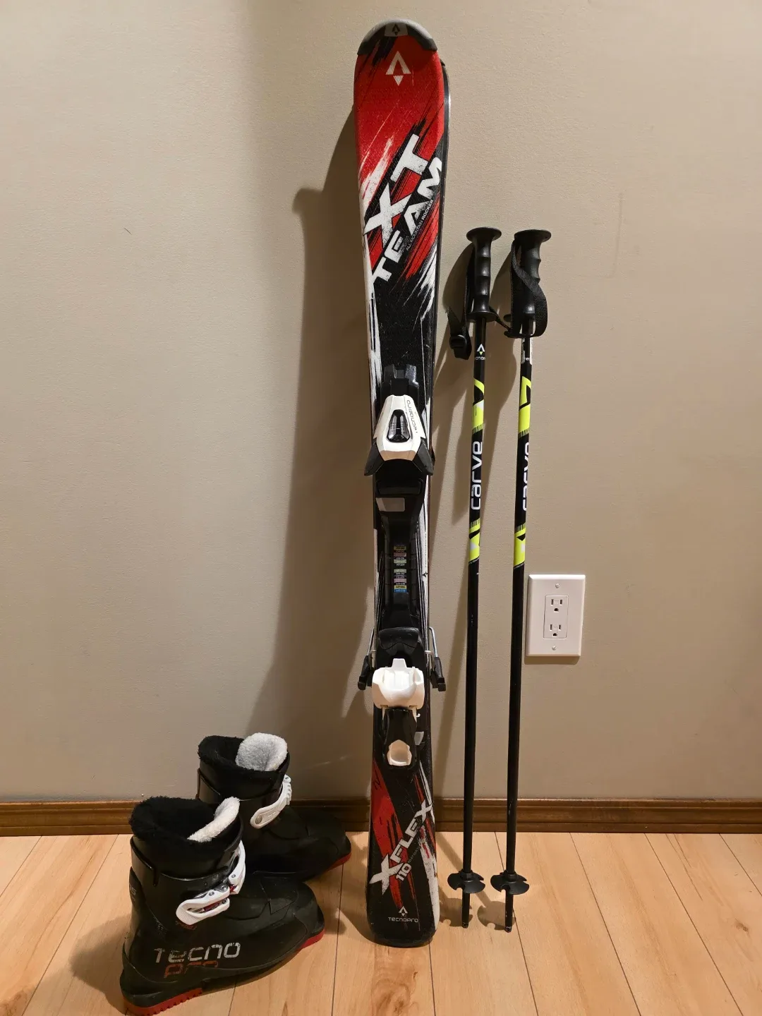 Tecnopro X-Flex 110 Skis, Poles & Boots (Size 205)
