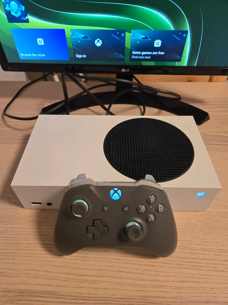 Xbox Series S. CLEAN. MINT. With everything. Cables, controller. image indicator(2)