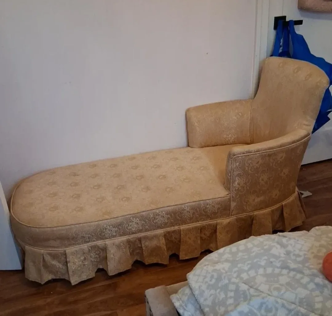 Vintage Chaise Lounge - Cream Floral Pattern