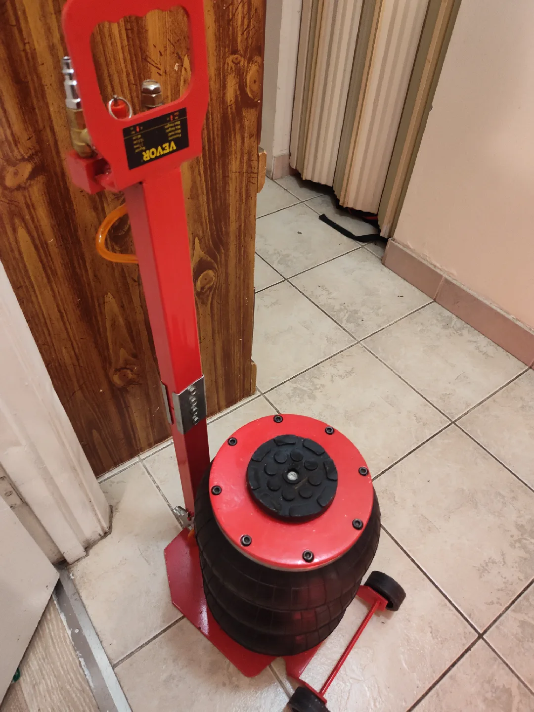 VEVOR 3 Ton Air Jack - Red 15.75 inch lift image indicator(4)