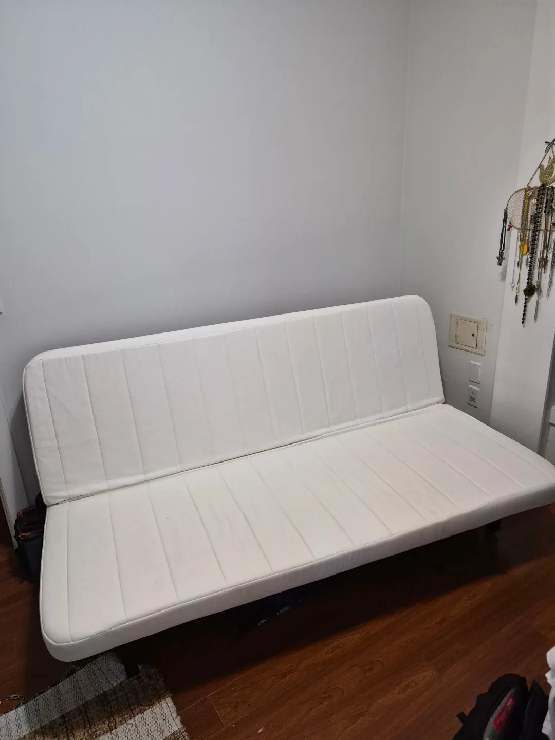 Yellow couch image indicator(4)