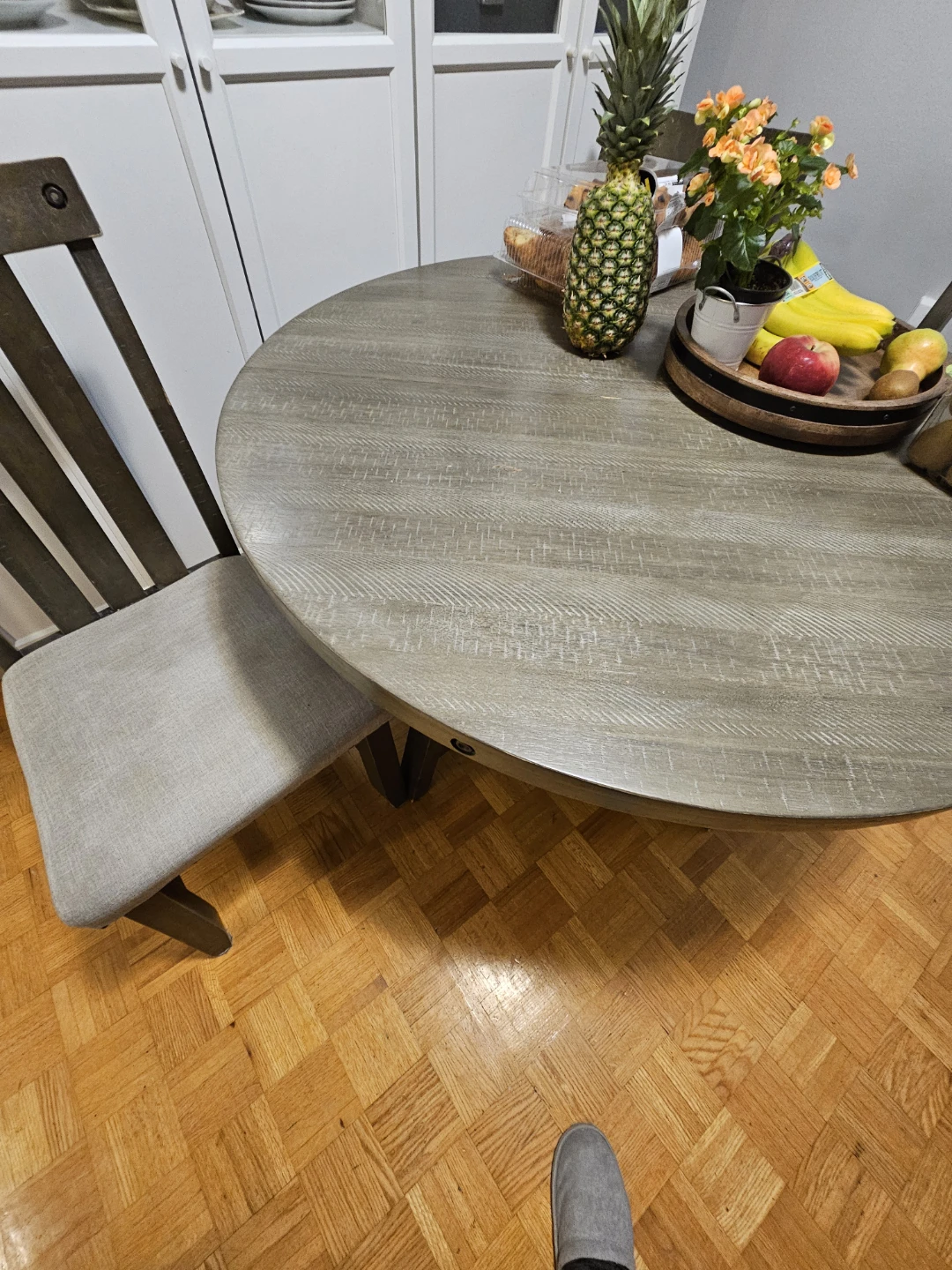 Round Extendable Dining Table with 4 Chairs