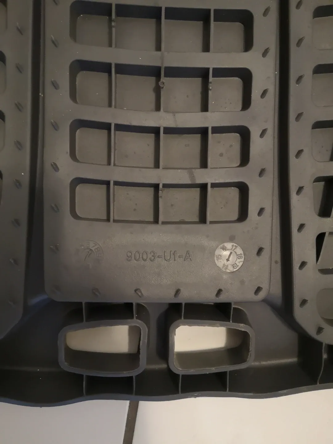 Rubbermaid Car Floor Mats - Black image indicator(5)