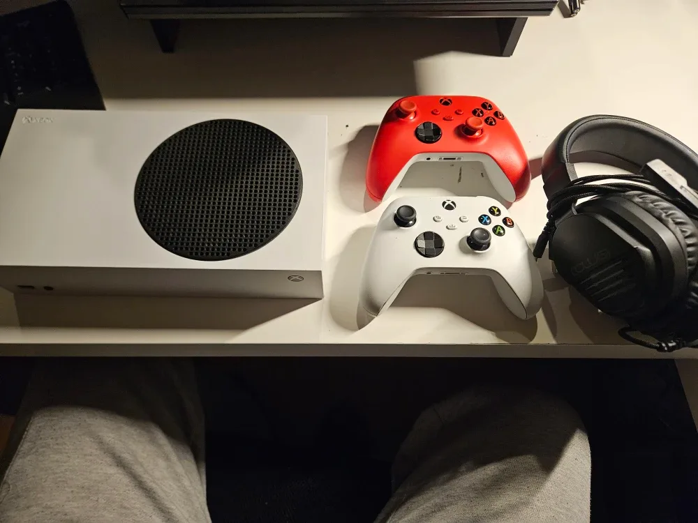 Xbox Series S - 512 GB (Comes with everything)