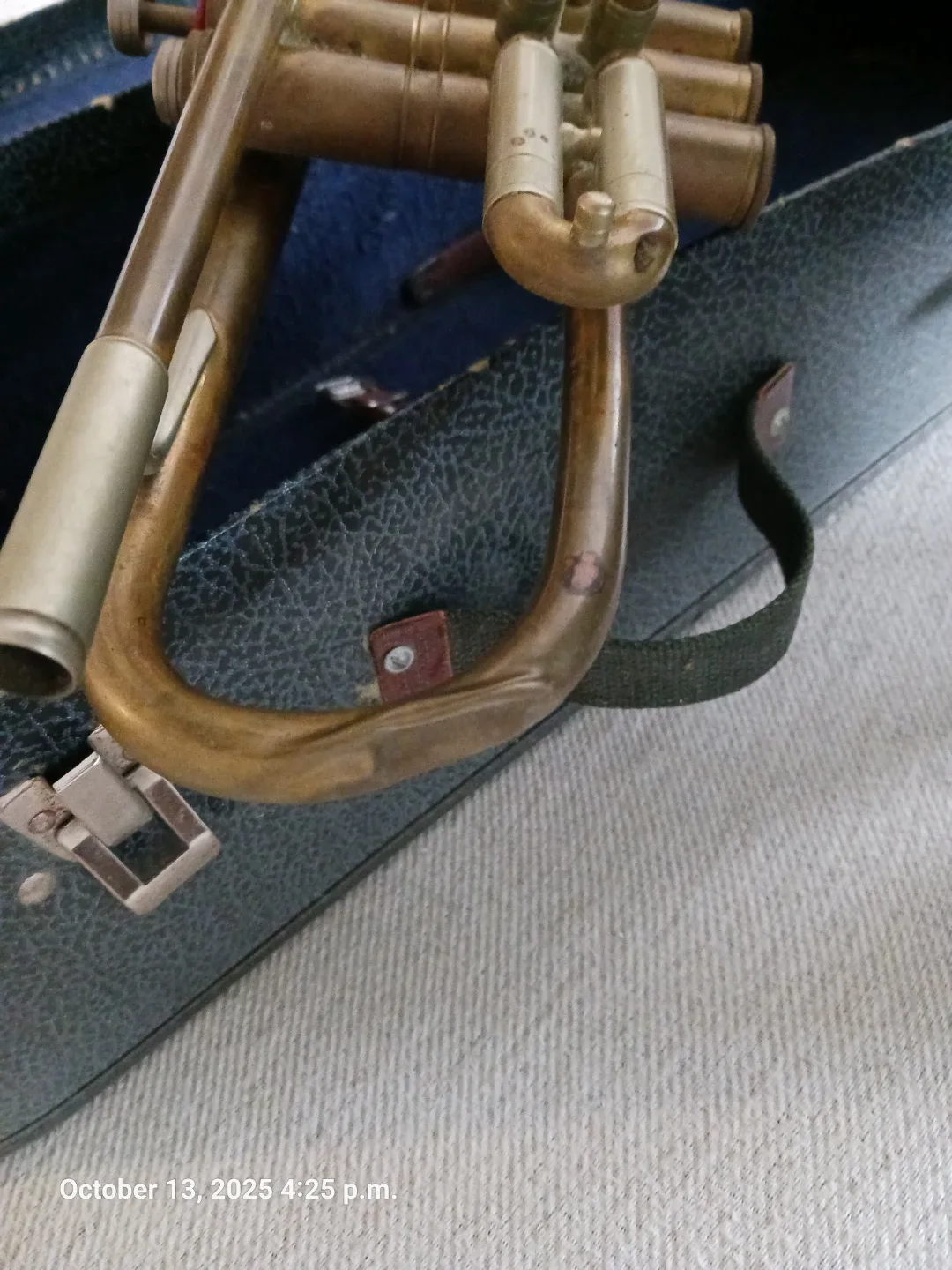 Trumpet with Case image indicator(2)