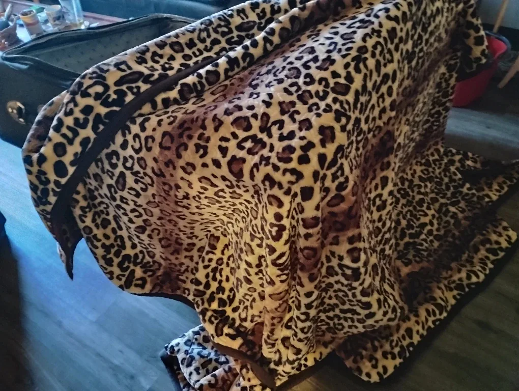 Leopard Print Throw Blanket image indicator(3)