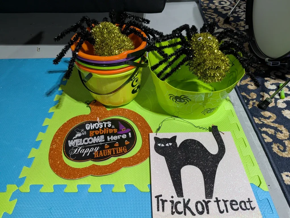 FREE Halloween Bucket & Decorations 4of5