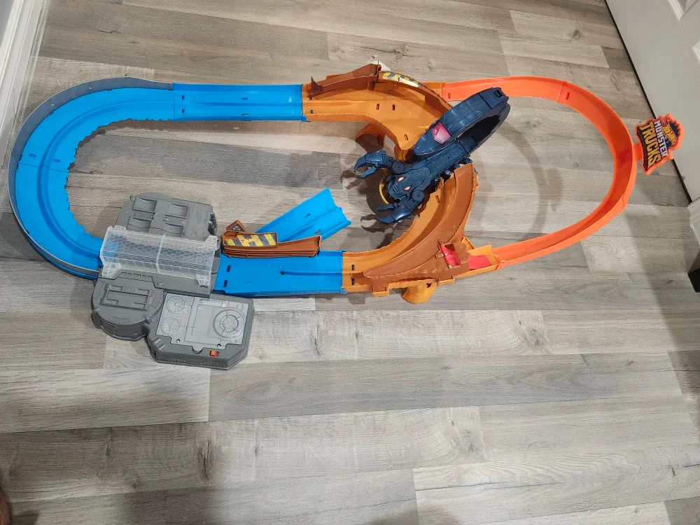 Hot Wheels Monster Trucks Scorpion Raceway image indicator(2)