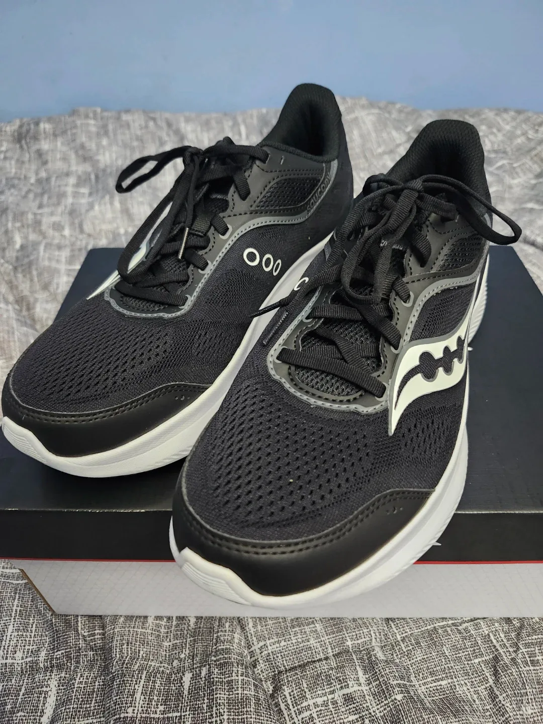 Saucony running shoes - Men's Size 10 image indicator(3)