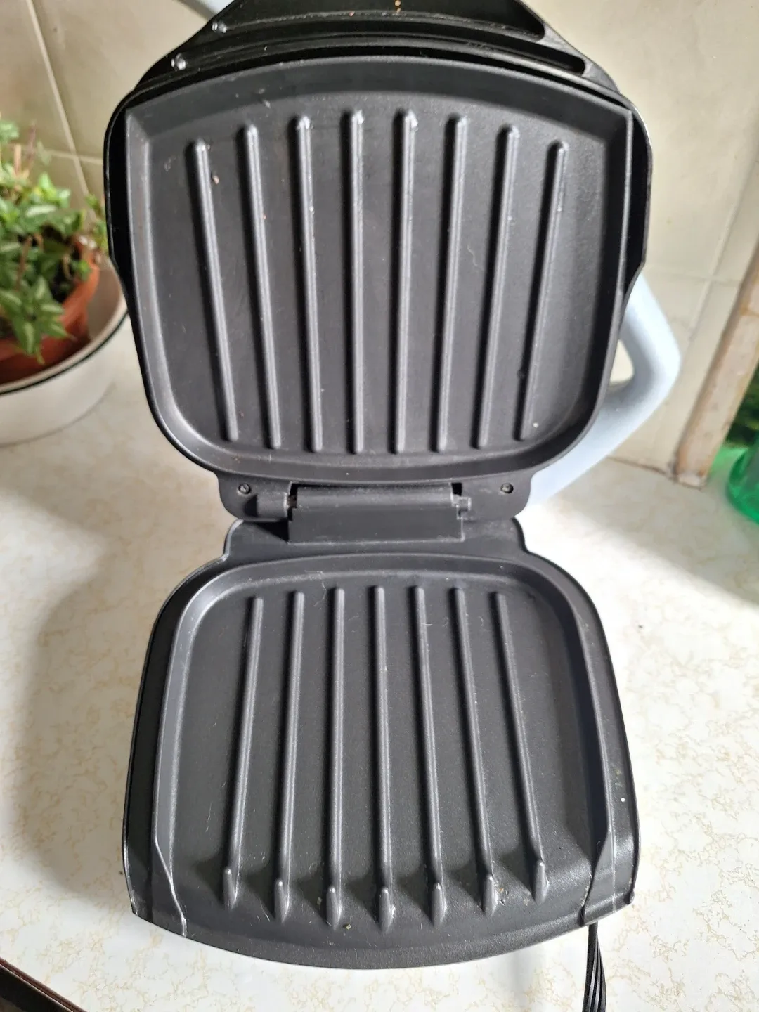 George Foreman Grilling Machine - Model GR10BCAN