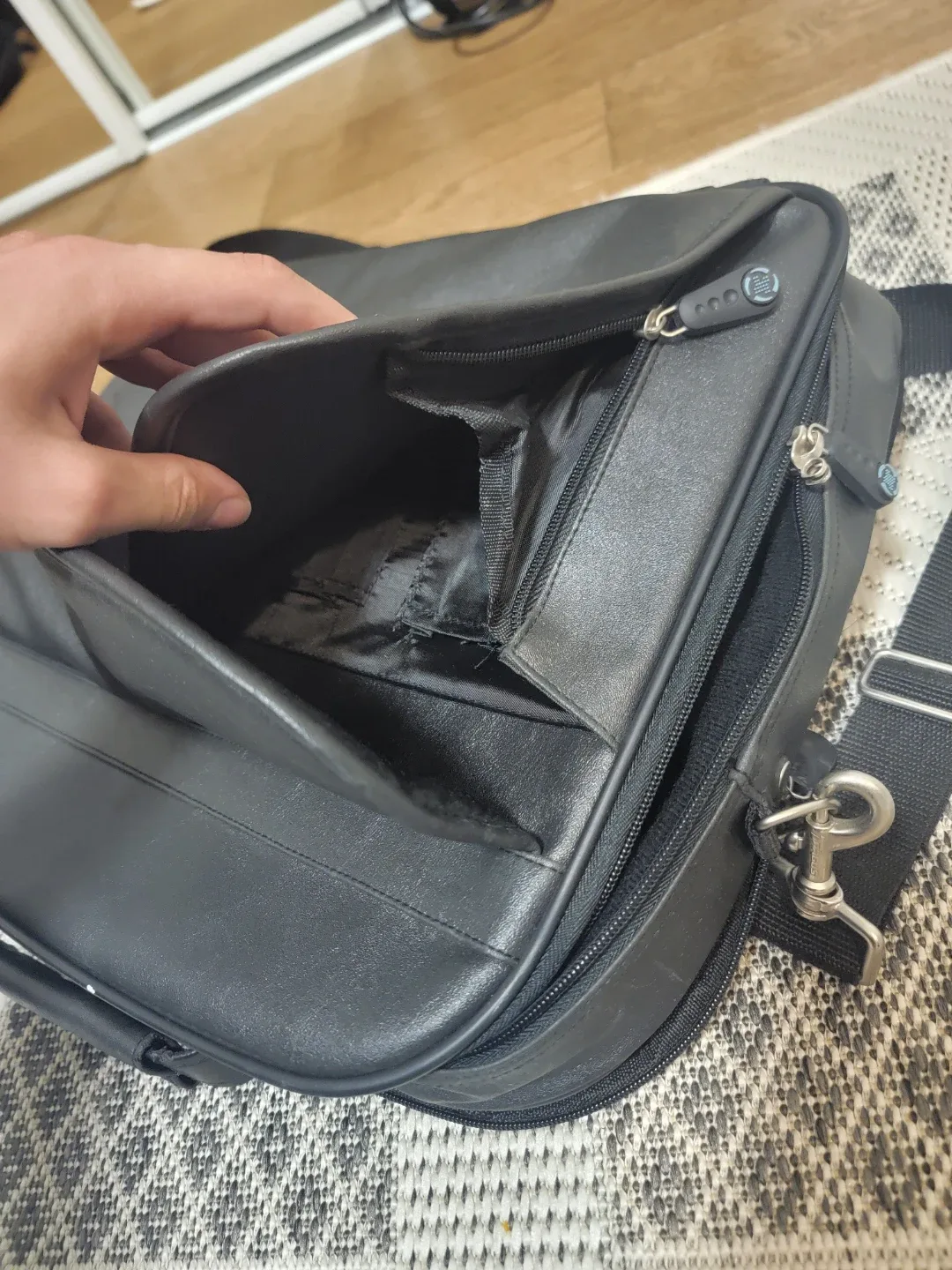 Black Leather Laptop Bag image indicator(8)